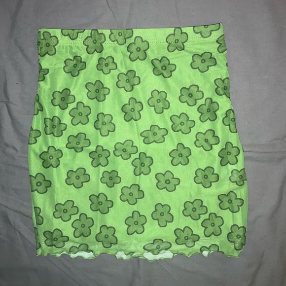 🌸green flower skirt worn for pic only 🌸$1 With Purchase - Picture 3 of 3